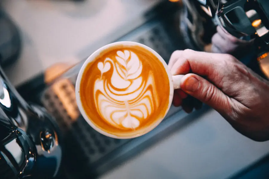 Taza de café con arte latte