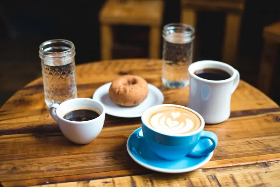 Café con leche y pan sobre la mesa