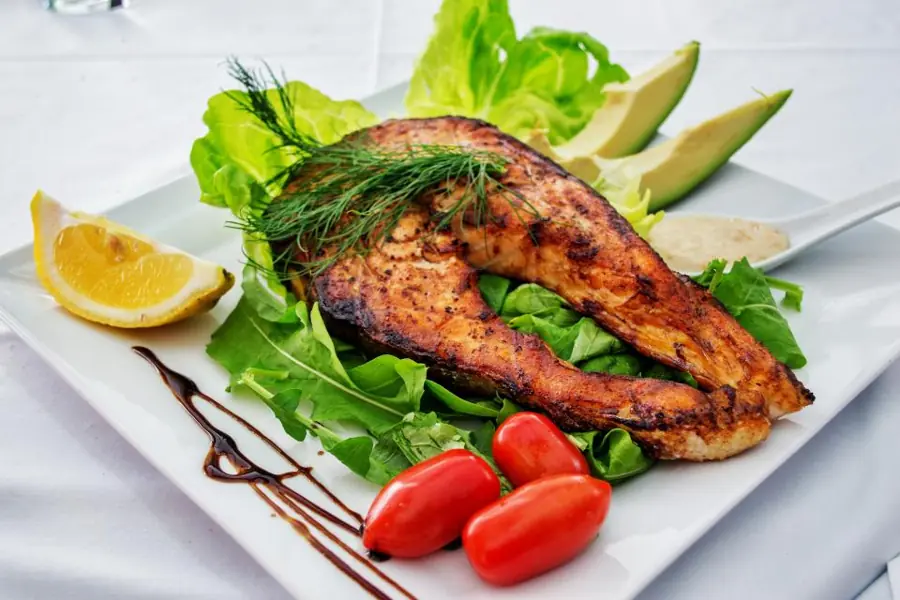 Salmón con ensalada